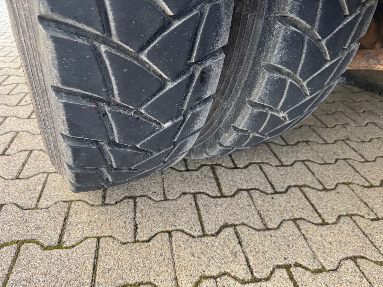 Trakker AD260T36W 6x6 Trakker AD260T36W 6x6 - Kamion sa golom šasijom i zatvorenom kabinom: slika 3 Trakker AD260T36W 6x6 Trakker AD260T36W 6x6 - Kamion sa golom šasijom i zatvorenom kabinom: slika 3
