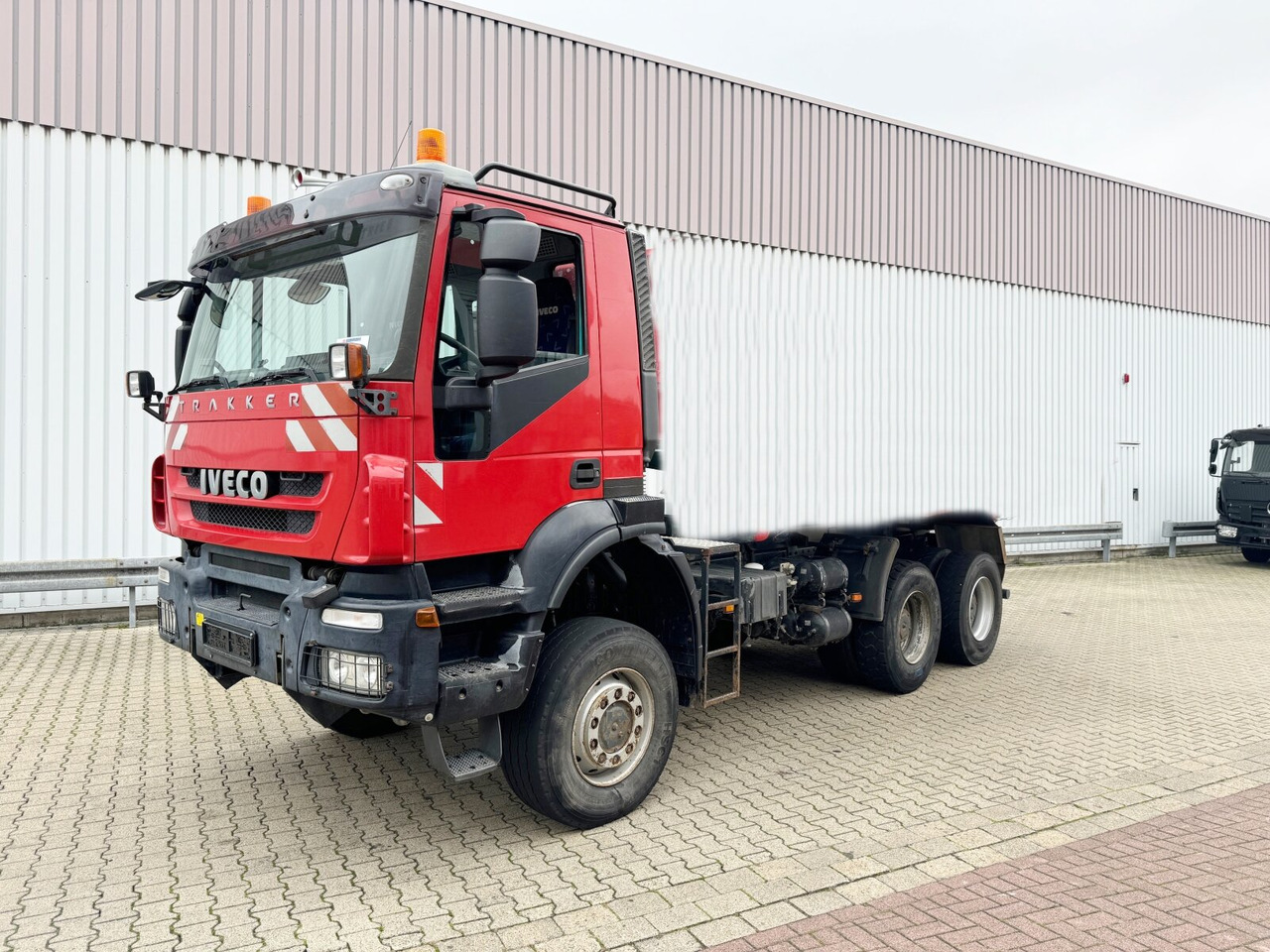 Trakker AD260T45W 6x6 Trakker AD260T45W 6x6 - Kamion sa golom šasijom i zatvorenom kabinom: slika 1 Trakker AD260T45W 6x6 Trakker AD260T45W 6x6 - Kamion sa golom šasijom i zatvorenom kabinom: slika 1