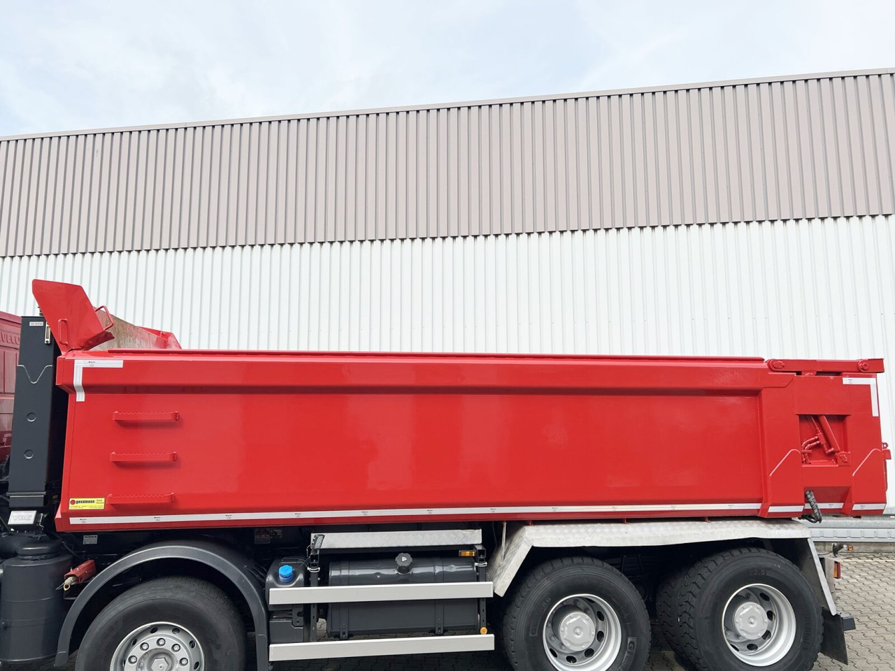 Trakker AD410T50 8x4 Trakker AD410T50 8x4, Stahlmulde ca. 16m³, hydr. Heckklappe - Istovarivač: slika 5 Trakker AD410T50 8x4 Trakker AD410T50 8x4, Stahlmulde ca. 16m³, hydr. Heckklappe - Istovarivač: slika 5