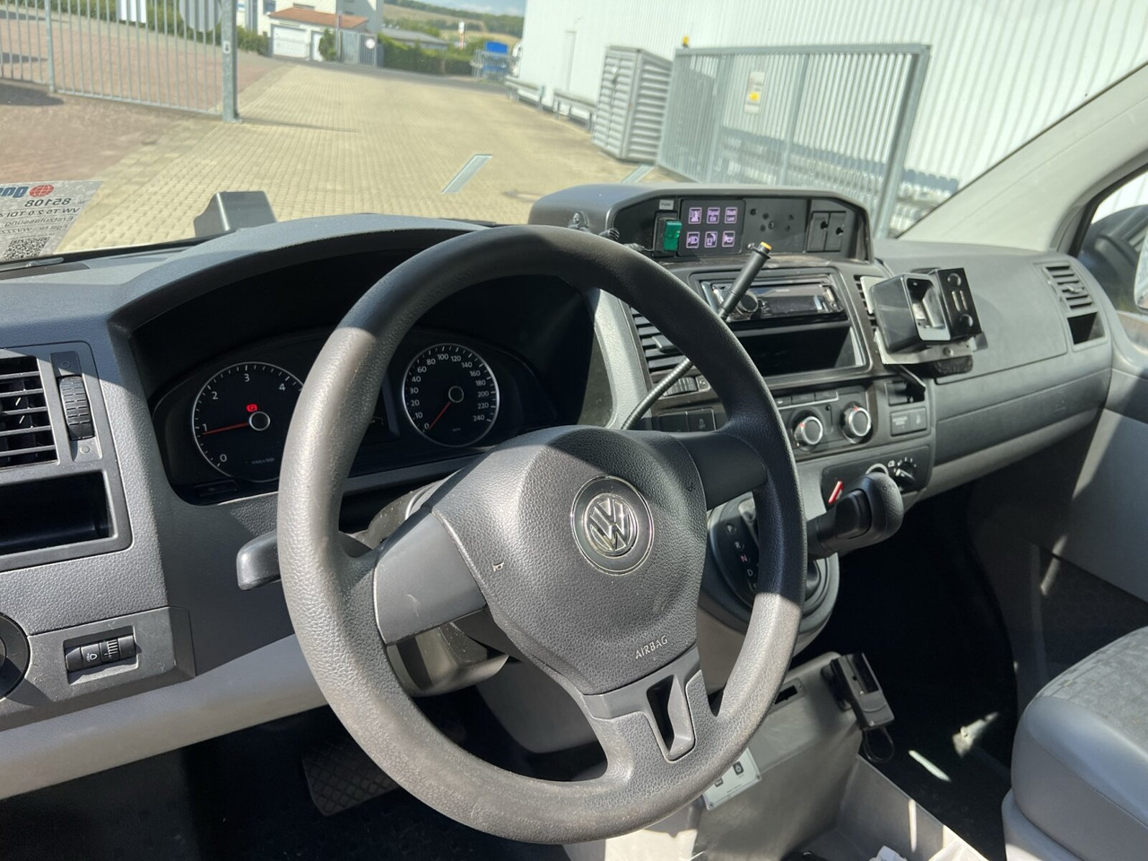 Volkswagen T5 2.0 TDI 4x2 T5 2.0 TDI 4x2, Krankenwagen - Vozilo hitne pomoći: slika 4 Volkswagen T5 2.0 TDI 4x2 T5 2.0 TDI 4x2, Krankenwagen - Vozilo hitne pomoći: slika 4