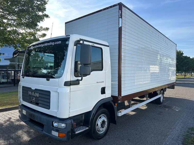 MAN TGL 12.210 MANUAL + 2000 KG LIFT + 2.60 M HIGH BIG BOX + AIRCO + SPRING / SPRING + 3 SEATS - Kamion sa zatvorenim sandukom: slika 1 MAN TGL 12.210 MANUAL + 2000 KG LIFT + 2.60 M HIGH BIG BOX + AIRCO + SPRING / SPRING + 3 SEATS - Kamion sa zatvorenim sandukom: slika 1