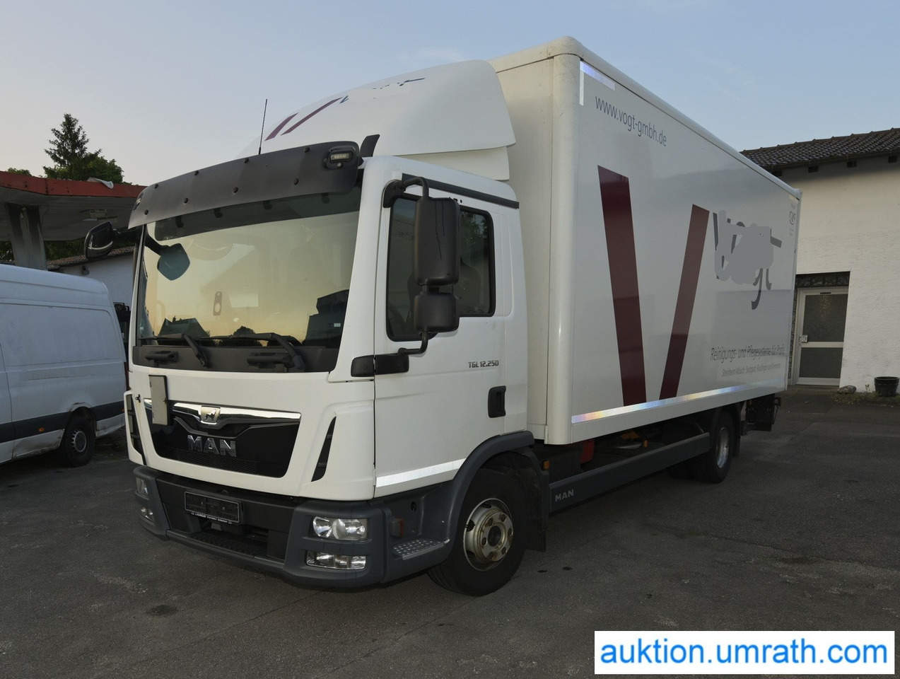MAN (V182) TGL 12.250 4x2 L/BL Koffer Ladebordwand Klimaautomatik NAVI Luftfederung Automatikgetriebe EURO 6 - Kamion sa zatvorenim sandukom: slika 1 MAN (V182) TGL 12.250 4x2 L/BL Koffer Ladebordwand Klimaautomatik NAVI Luftfederung Automatikgetriebe EURO 6 - Kamion sa zatvorenim sandukom: slika 1