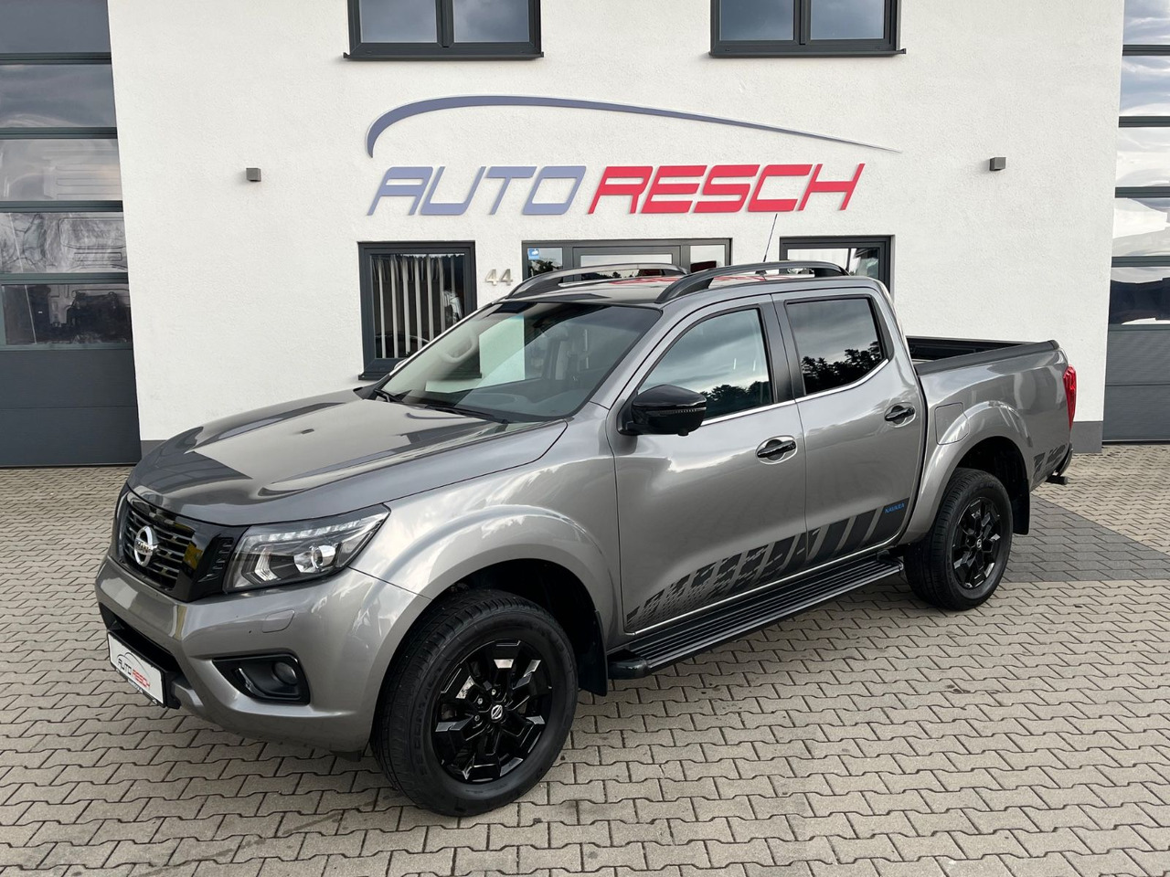 Nissan Navara NP300 N-Guard Double Cab 4x4 - SUVSUV: slika 1 Nissan Navara NP300 N-Guard Double Cab 4x4 - SUVSUV: slika 1