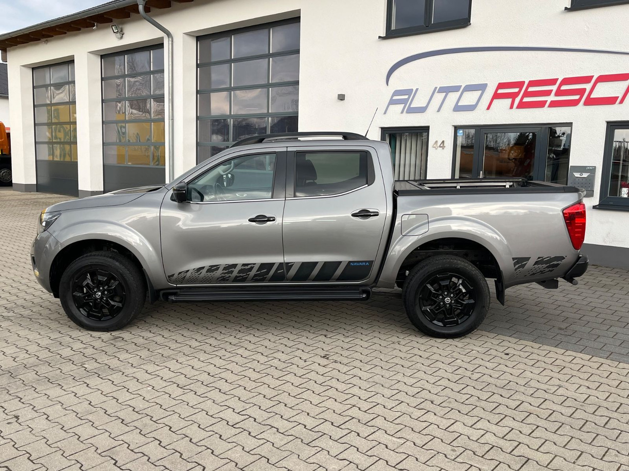 Nissan Navara NP300 N-Guard Double Cab 4x4 - SUVSUV: slika 2 Nissan Navara NP300 N-Guard Double Cab 4x4 - SUVSUV: slika 2