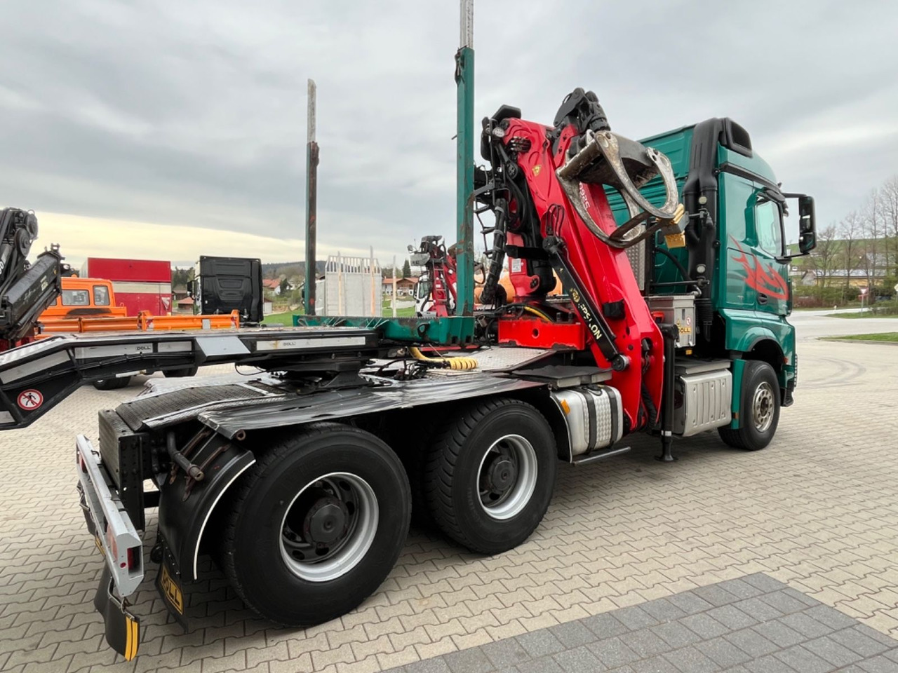 Mercedes-Benz Arocs 2663 6x4 mit Epsilon S260Z Langholzkran - Tegljač: slika 3 Mercedes-Benz Arocs 2663 6x4 mit Epsilon S260Z Langholzkran - Tegljač: slika 3