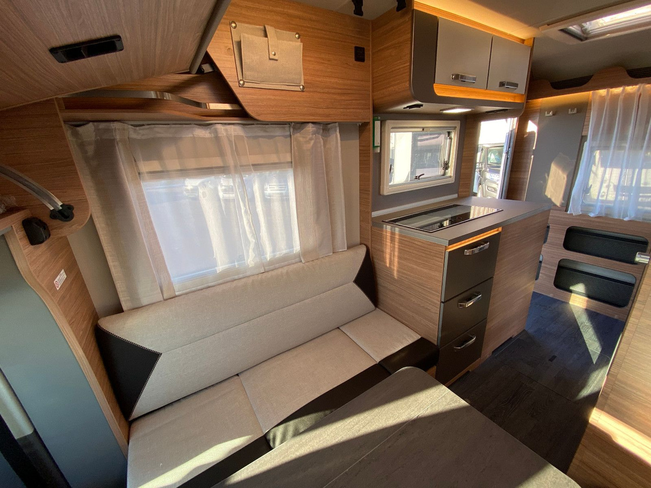 Poluintegrisani kamper Weinsberg X-Cursion Van Edition 500 LT,  Automatik,AHK: slika 15