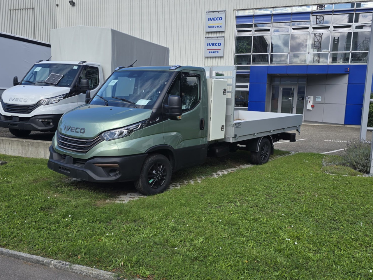 IVECO 35S18HA8 Pritsche (TOP Ausstattung) - Dostavno vozilo sa otvorenom sandukom: slika 1 IVECO 35S18HA8 Pritsche (TOP Ausstattung) - Dostavno vozilo sa otvorenom sandukom: slika 1