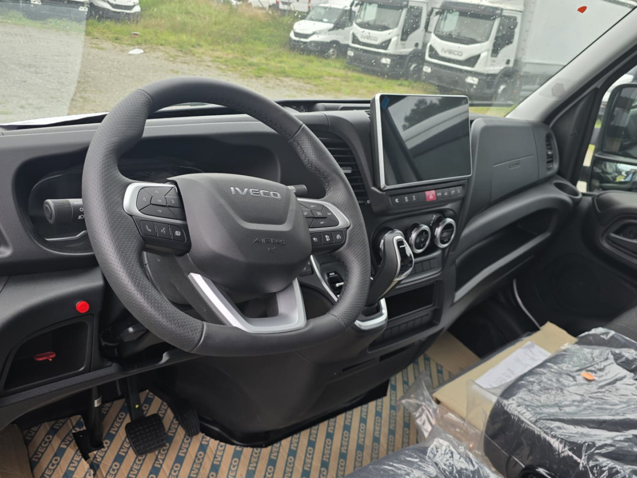 IVECO DAILY 35S18HA8 Blache mit Ladebordwand - Dostavno vozilo sa ceradom: slika 2 IVECO DAILY 35S18HA8 Blache mit Ladebordwand - Dostavno vozilo sa ceradom: slika 2