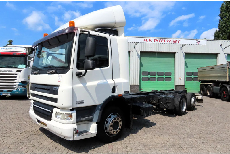DAF CF 75.310 6x2 , DUTCH TRUCK, 4.20 wheelbasis - Kamion sa golom šasijom i zatvorenom kabinom: slika 1 DAF CF 75.310 6x2 , DUTCH TRUCK, 4.20 wheelbasis - Kamion sa golom šasijom i zatvorenom kabinom: slika 1