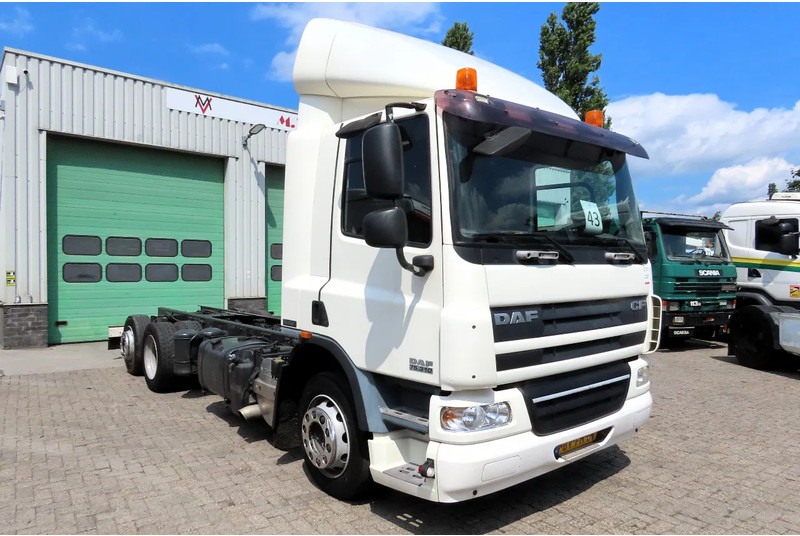 DAF CF 75.310 6x2 , DUTCH TRUCK, 4.20 wheelbasis - Kamion sa golom šasijom i zatvorenom kabinom: slika 2 DAF CF 75.310 6x2 , DUTCH TRUCK, 4.20 wheelbasis - Kamion sa golom šasijom i zatvorenom kabinom: slika 2