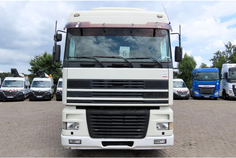 DAF XF 95.430 Manual diesel injection! Manual gearbox! - Kamion sa ceradom: slika 4 DAF XF 95.430 Manual diesel injection! Manual gearbox! - Kamion sa ceradom: slika 4