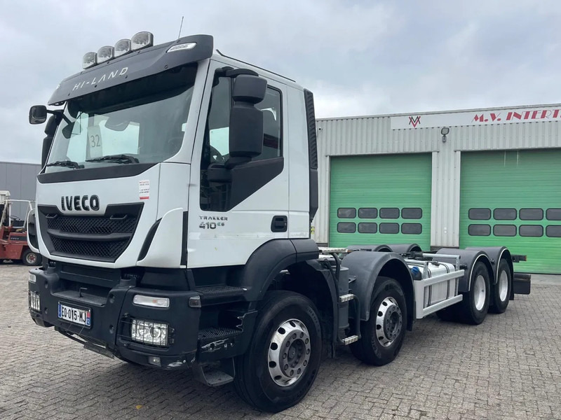 Iveco Trakker 410 PTO RETARDER, 8x4 , 442000 km! - Kamion sa golom šasijom i zatvorenom kabinom: slika 1 Iveco Trakker 410 PTO RETARDER, 8x4 , 442000 km! - Kamion sa golom šasijom i zatvorenom kabinom: slika 1