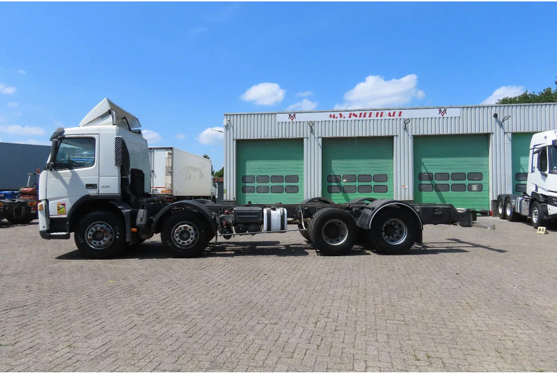 Volvo FM 12.380 8x4 FULL SPRING. 100% condition! - Kamion sa golom šasijom i zatvorenom kabinom: slika 2 Volvo FM 12.380 8x4 FULL SPRING. 100% condition! - Kamion sa golom šasijom i zatvorenom kabinom: slika 2