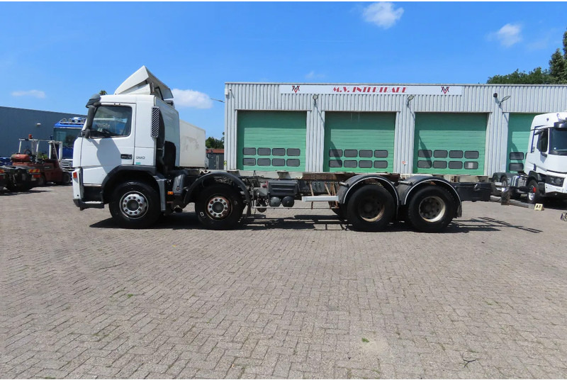 Volvo FM 380 8x4 FULL SPRING. 100% condition! - Kamion sa golom šasijom i zatvorenom kabinom: slika 4 Volvo FM 380 8x4 FULL SPRING. 100% condition! - Kamion sa golom šasijom i zatvorenom kabinom: slika 4