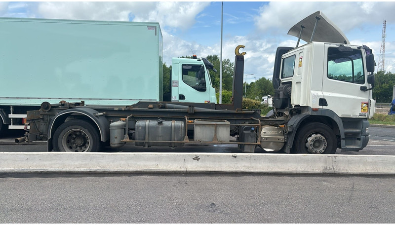 DAF CF 85.410 - 19T HOOKLIFT / ABROLLKIPPER / GANCHO - MANUAL ZF - A/C - GOOD CONDITION - Kamion sa hidrauličnom kukom: slika 5 DAF CF 85.410 - 19T HOOKLIFT / ABROLLKIPPER / GANCHO - MANUAL ZF - A/C - GOOD CONDITION - Kamion sa hidrauličnom kukom: slika 5
