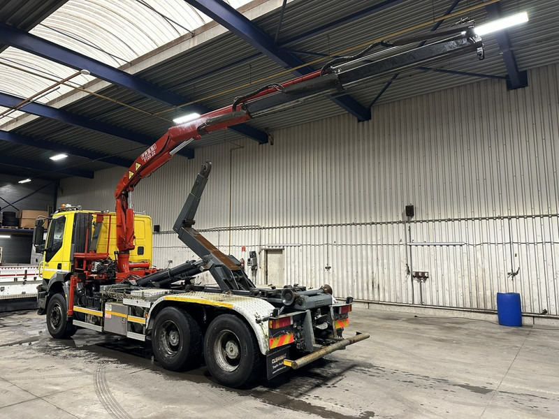 Iveco TRAKKER 350 6x4 HOOKLIFT + CRANE FASSI F120.22 (5/6 F) - *342.000km* - STEEL SPRING / BIG AXLES - AS TRONIC AUTOMATIC GEARBOX - Kamion sa hidrauličnom kukom, Kamion sa dizalicom: slika 4 Iveco TRAKKER 350 6x4 HOOKLIFT + CRANE FASSI F120.22 (5/6 F) - *342.000km* - STEEL SPRING / BIG AXLES - AS TRONIC AUTOMATIC GEARBOX - Kamion sa hidrauličnom kukom, Kamion sa dizalicom: slika 4