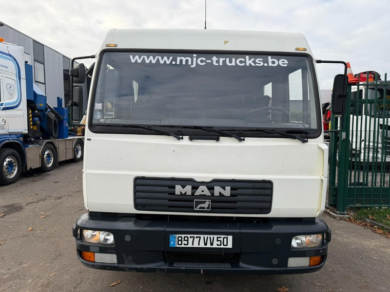 MAN 10.225 LC CLOSED BOX / KOFFER - DOKA - MANUAL GEARBOX - *344.000km* - STEEL SPRING / BLATT / LAMES - BE TRUCK - Kamion sa zatvorenim sandukom: slika 2 MAN 10.225 LC CLOSED BOX / KOFFER - DOKA - MANUAL GEARBOX - *344.000km* - STEEL SPRING / BLATT / LAMES - BE TRUCK - Kamion sa zatvorenim sandukom: slika 2