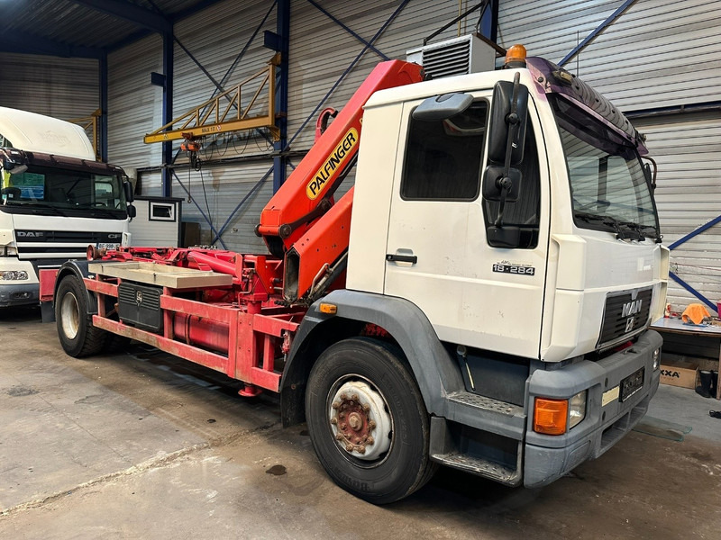 MAN 18.284 HOOKLIFT + CRANE PALFINGER PK 11001 A - STEEL SPRING / BLATT / LAMES - BE TRUCK - Kamion sa hidrauličnom kukom, Kamion sa dizalicom: slika 1 MAN 18.284 HOOKLIFT + CRANE PALFINGER PK 11001 A - STEEL SPRING / BLATT / LAMES - BE TRUCK - Kamion sa hidrauličnom kukom, Kamion sa dizalicom: slika 1