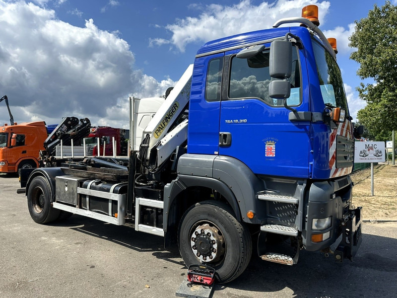MAN TGA 18.310 4x4 HOOKLIFT + CRANE PALFINGER PK12000 - RADIO - ROTATOR - STEEL SPRING / HUB REDUCTION - MANUAL ZF - BE TRUCK - Kamion sa hidrauličnom kukom, Kamion sa dizalicom: slika 2 MAN TGA 18.310 4x4 HOOKLIFT + CRANE PALFINGER PK12000 - RADIO - ROTATOR - STEEL SPRING / HUB REDUCTION - MANUAL ZF - BE TRUCK - Kamion sa hidrauličnom kukom, Kamion sa dizalicom: slika 2