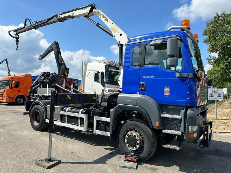 MAN TGA 18.310 4x4 HOOKLIFT + CRANE PALFINGER PK12000 - RADIO - ROTATOR - STEEL SPRING / HUB REDUCTION - MANUAL ZF - BE TRUCK - Kamion sa hidrauličnom kukom, Kamion sa dizalicom: slika 1 MAN TGA 18.310 4x4 HOOKLIFT + CRANE PALFINGER PK12000 - RADIO - ROTATOR - STEEL SPRING / HUB REDUCTION - MANUAL ZF - BE TRUCK - Kamion sa hidrauličnom kukom, Kamion sa dizalicom: slika 1