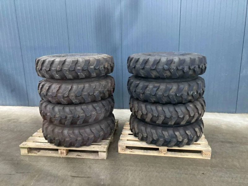Apollo 1000 x 20 Set / 10.00 x 20: 4x2 Tyres - Шины и диски za Građevinska mašina: slika 1 Apollo 1000 x 20 Set / 10.00 x 20: 4x2 Tyres - Шины и диски za Građevinska mašina: slika 1