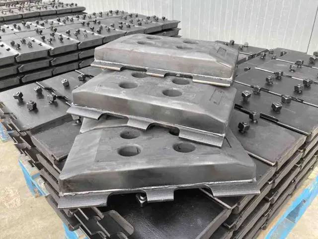 Volvo Rubber Asphalt Pads - Ram/ Šasija za Građevinska mašina: slika 1 Volvo Rubber Asphalt Pads - Ram/ Šasija za Građevinska mašina: slika 1