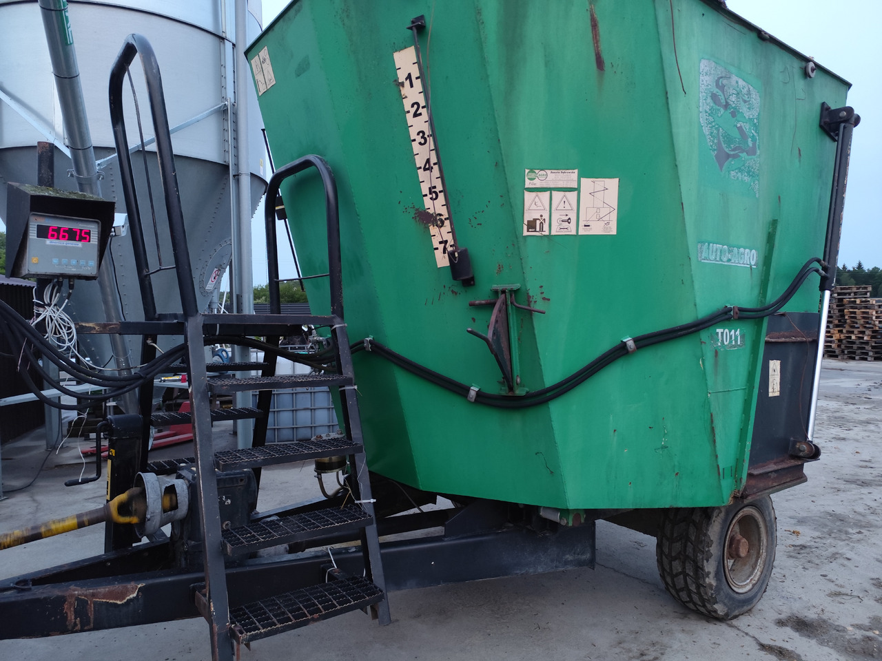 Auto-Agro T-011 - Prikolica za mešanje stočne hrane: slika 1 Auto-Agro T-011 - Prikolica za mešanje stočne hrane: slika 1
