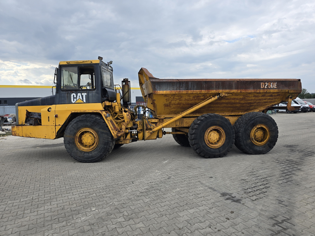 CATERPILLAR D 250 E - Zglobni kiper: slika 4 CATERPILLAR D 250 E - Zglobni kiper: slika 4