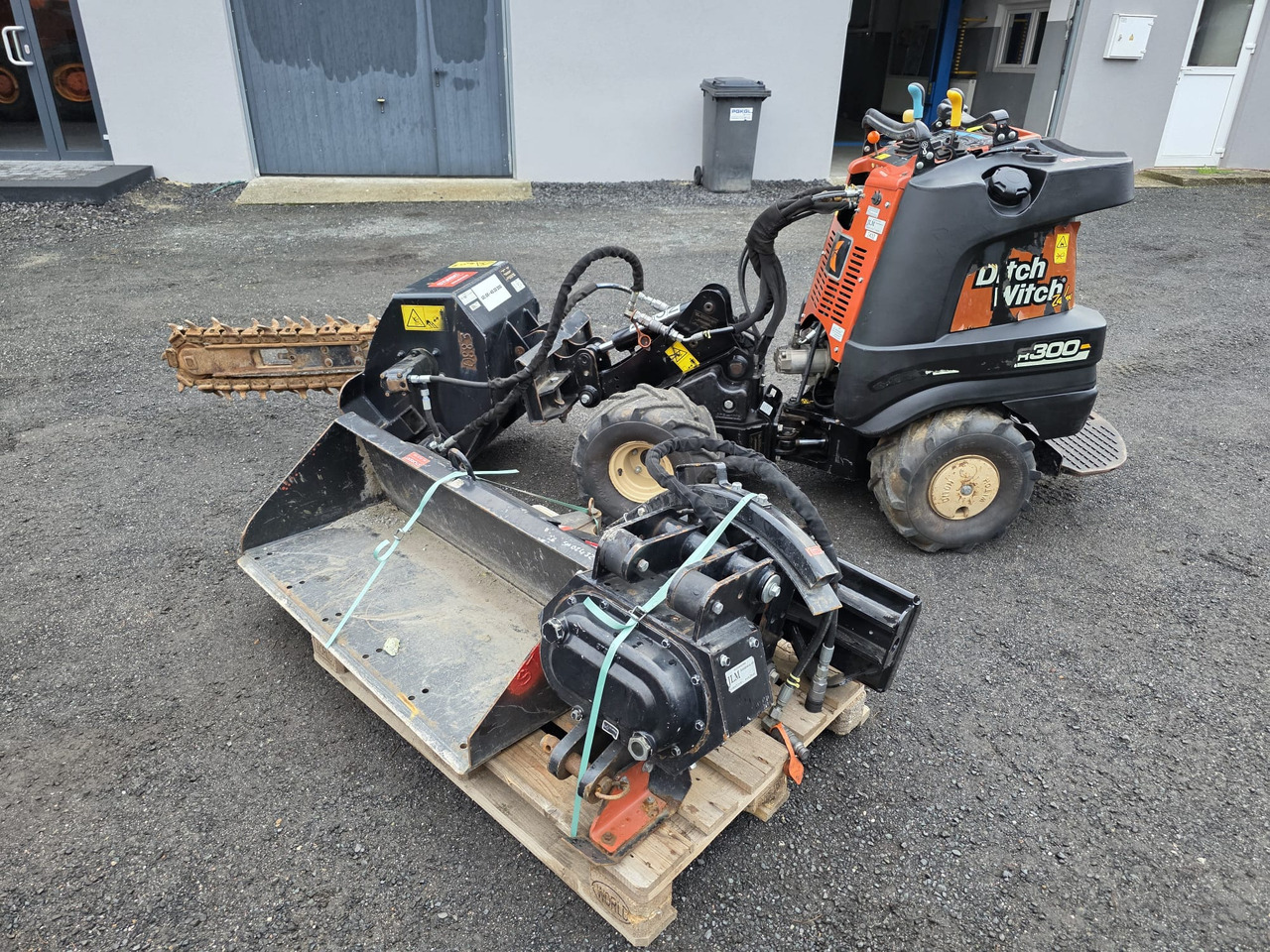 Ditch Witch R300 - Mini bager: slika 3 Ditch Witch R300 - Mini bager: slika 3
