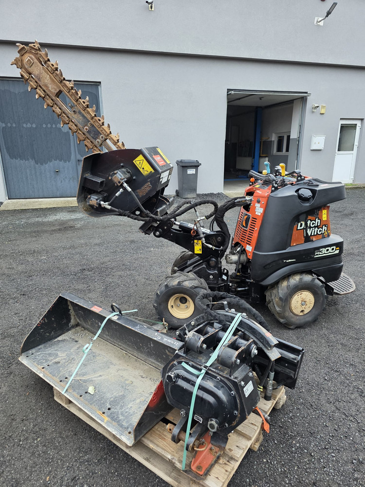 Ditch Witch R300 - Mini bager: slika 2 Ditch Witch R300 - Mini bager: slika 2