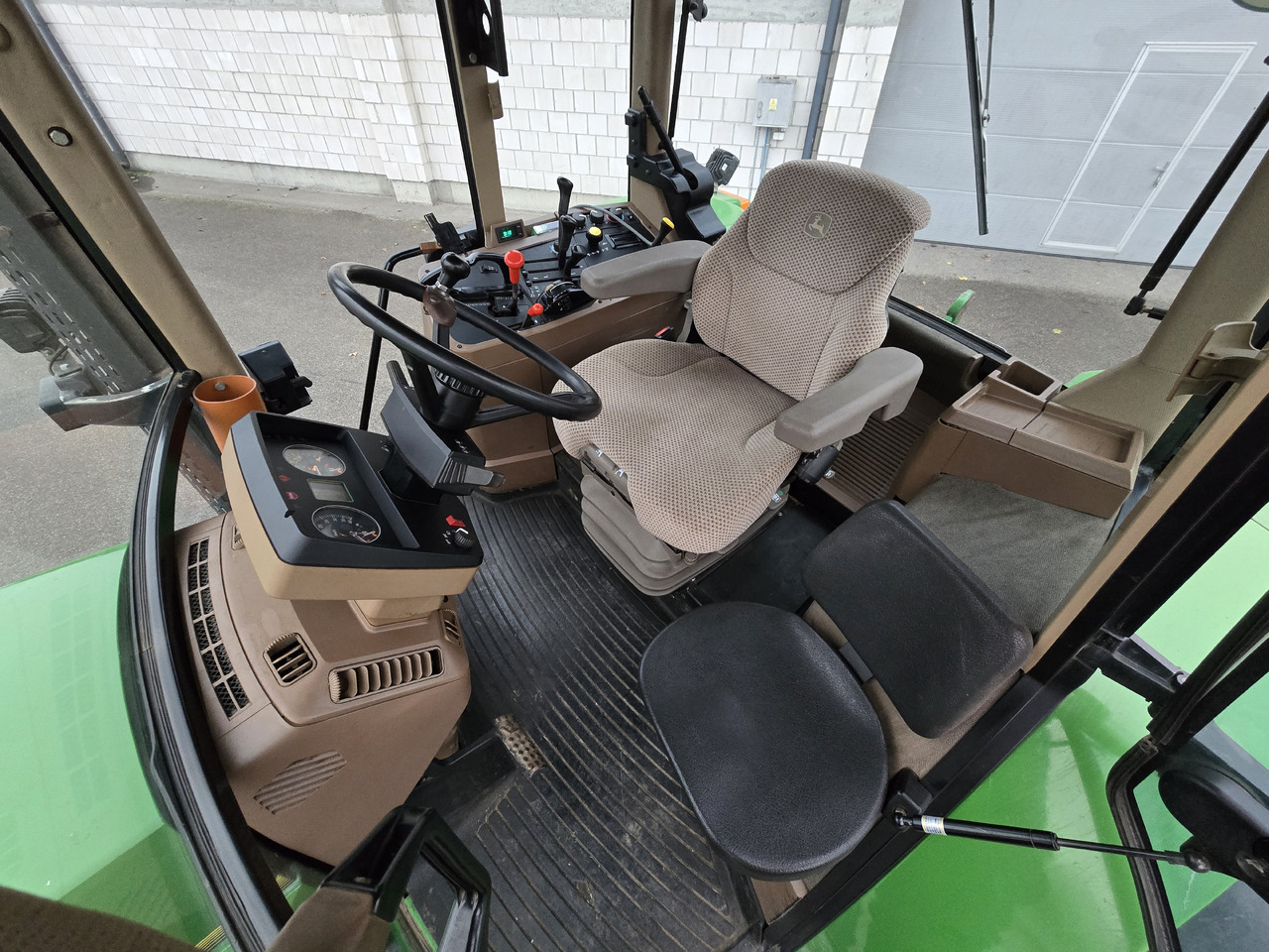 JOHN DEERE 7600 - Traktor: slika 2 JOHN DEERE 7600 - Traktor: slika 2