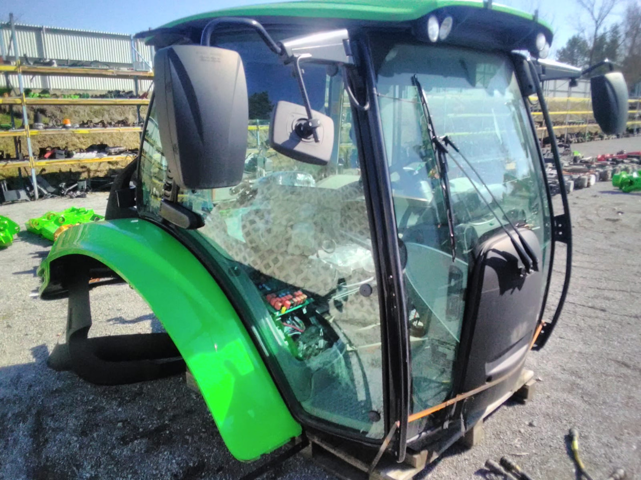 - Kabina za Traktor: slika 2 - Kabina za Traktor: slika 2