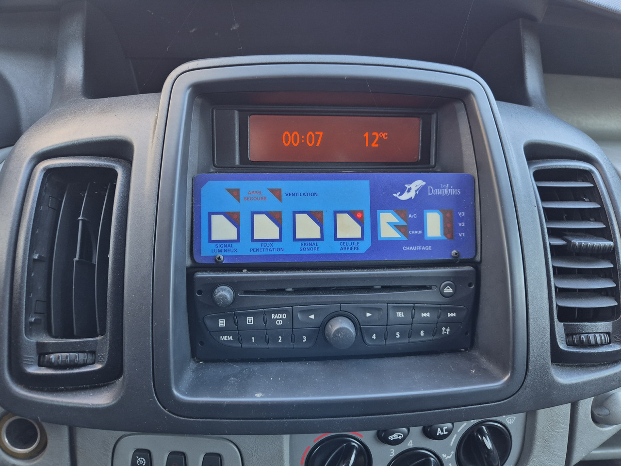 RENAULT Trafic 2.0 dCi 115 KM - Vozilo hitne pomoći: slika 3 RENAULT Trafic 2.0 dCi 115 KM - Vozilo hitne pomoći: slika 3