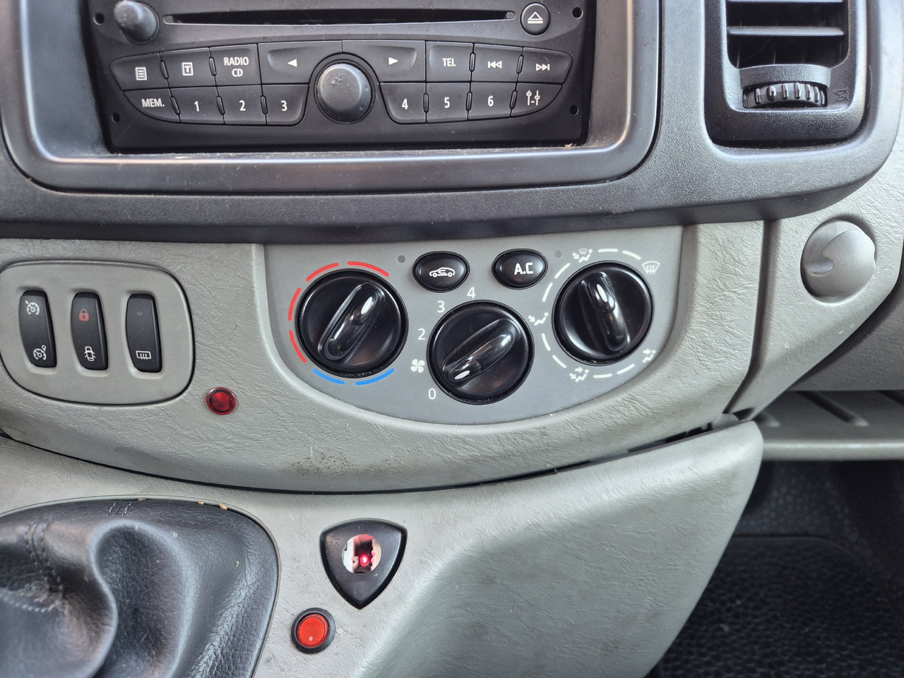 RENAULT Trafic 2.0 dCi 115 KM - Vozilo hitne pomoći: slika 5 RENAULT Trafic 2.0 dCi 115 KM - Vozilo hitne pomoći: slika 5