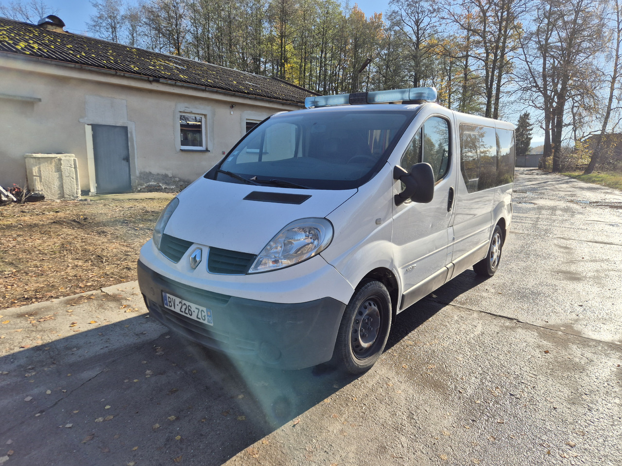RENAULT Trafic 2.0 dCi 115 KM - Vozilo hitne pomoći: slika 4 RENAULT Trafic 2.0 dCi 115 KM - Vozilo hitne pomoći: slika 4