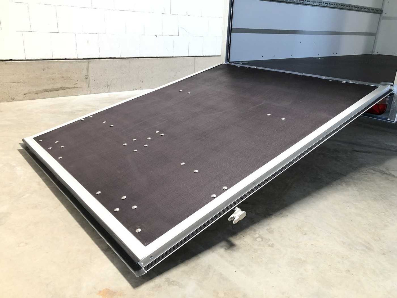 BLYSS F1330HD Rampe Tür Kofferanhänger - Prikolica sa zatvorenim sandukom: slika 5 BLYSS F1330HD Rampe Tür Kofferanhänger - Prikolica sa zatvorenim sandukom: slika 5