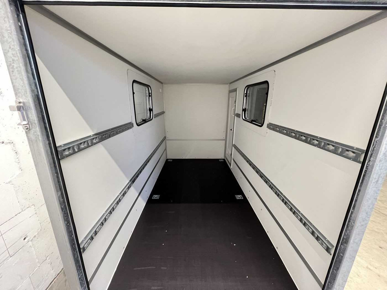 BLYSS F2030HTD Rampe Tür 2 Fenster Kofferanhänger - Prikolica za motor: slika 4 BLYSS F2030HTD Rampe Tür 2 Fenster Kofferanhänger - Prikolica za motor: slika 4