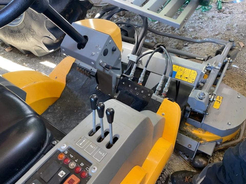 Stiga Titan 26H Diesel-Aufsitzrasenmäher mit Frontmähwerk - Baštenska kosačica: slika 4 Stiga Titan 26H Diesel-Aufsitzrasenmäher mit Frontmähwerk - Baštenska kosačica: slika 4