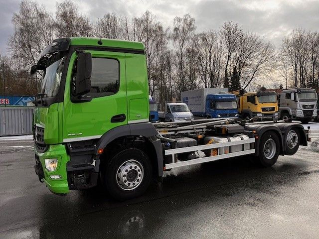 Mercedes-Benz Arocs 2643 Mit Meiller Abrollkipper Top - Kamion sa hidrauličnom kukom: slika 1 Mercedes-Benz Arocs 2643 Mit Meiller Abrollkipper Top - Kamion sa hidrauličnom kukom: slika 1