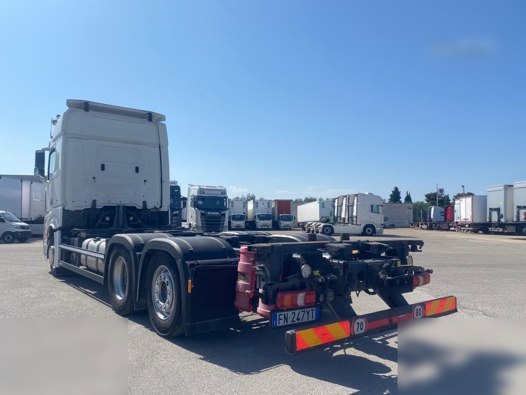 MERCEDES-BENZ ACTROS 2545 - Kamion sa golom šasijom i zatvorenom kabinom: slika 3 MERCEDES-BENZ ACTROS 2545 - Kamion sa golom šasijom i zatvorenom kabinom: slika 3