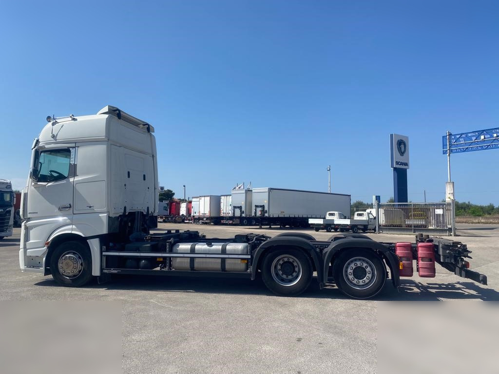 MERCEDES-BENZ ACTROS 2545 - Kamion sa golom šasijom i zatvorenom kabinom: slika 4 MERCEDES-BENZ ACTROS 2545 - Kamion sa golom šasijom i zatvorenom kabinom: slika 4