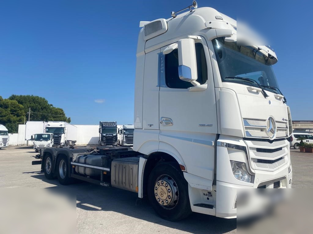 MERCEDES-BENZ ACTROS 2545 - Kamion sa golom šasijom i zatvorenom kabinom: slika 1 MERCEDES-BENZ ACTROS 2545 - Kamion sa golom šasijom i zatvorenom kabinom: slika 1