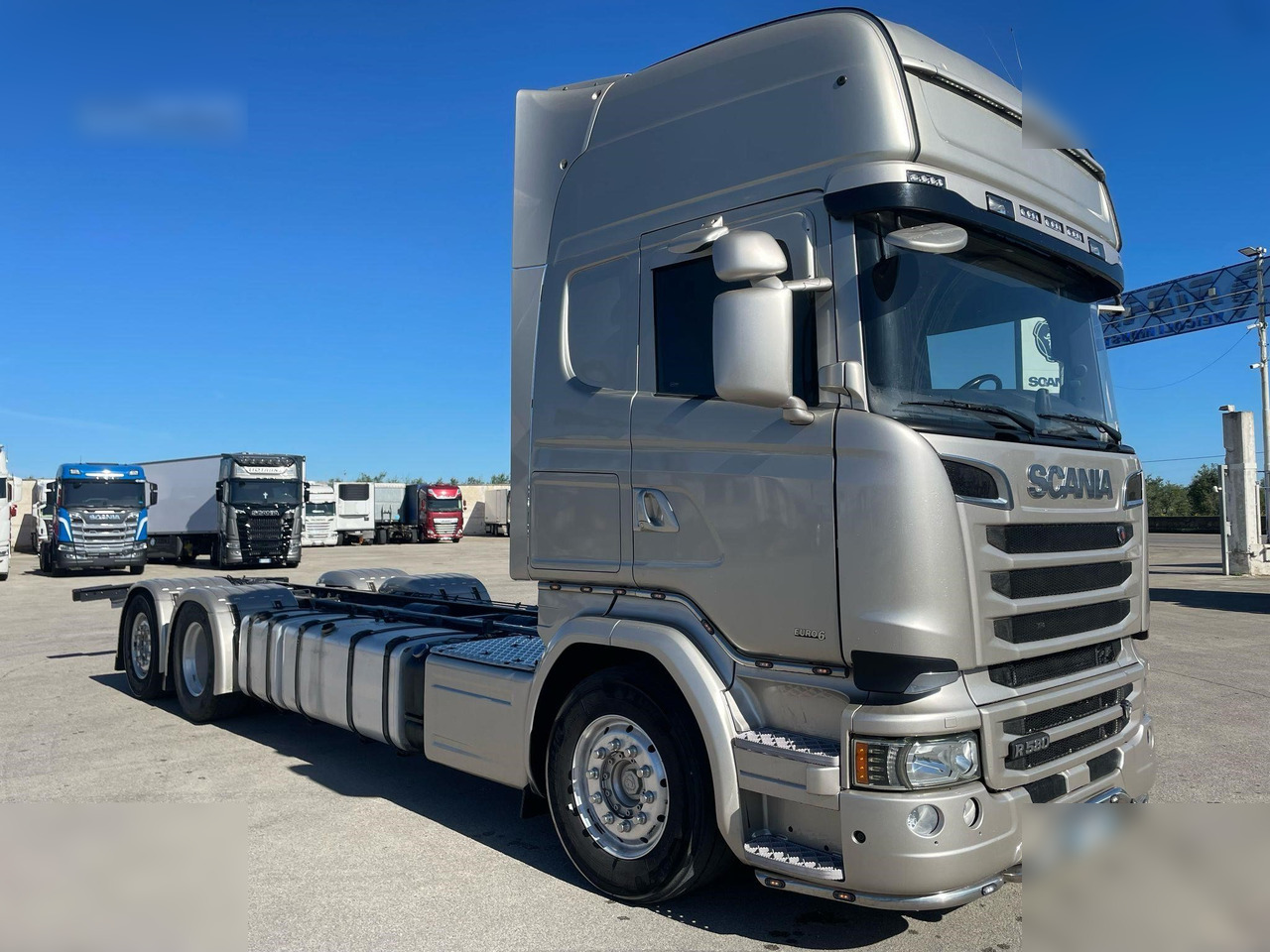 SCANIA R580 - Kamion sa golom šasijom i zatvorenom kabinom: slika 2 SCANIA R580 - Kamion sa golom šasijom i zatvorenom kabinom: slika 2