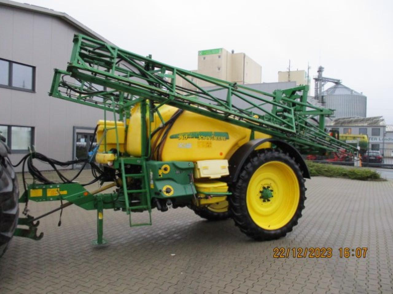 John Deere 740 - Vučena prskalica: slika 1 John Deere 740 - Vučena prskalica: slika 1
