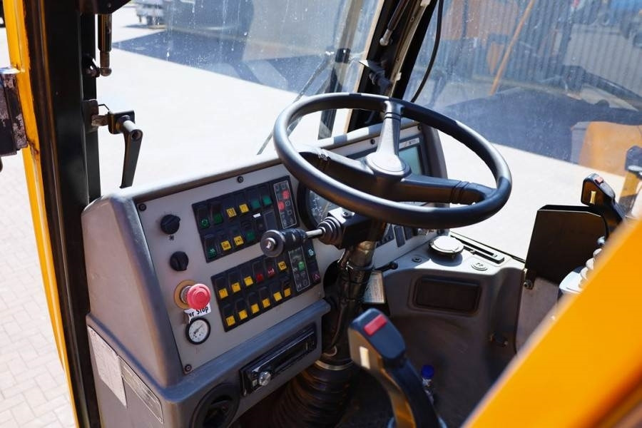 Demag AC30 City Diesel, 4x4x4 Drive, 30t Capacity, 25m M - Autokran za sve terene: slika 5 Demag AC30 City Diesel, 4x4x4 Drive, 30t Capacity, 25m M - Autokran za sve terene: slika 5
