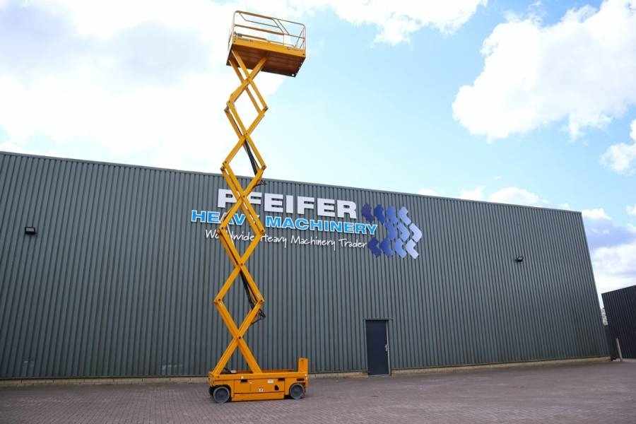 Haulotte Compact 12 Electric, 12m Working Height, 300kg Cap - Lift u obliku makaza: slika 3 Haulotte Compact 12 Electric, 12m Working Height, 300kg Cap - Lift u obliku makaza: slika 3