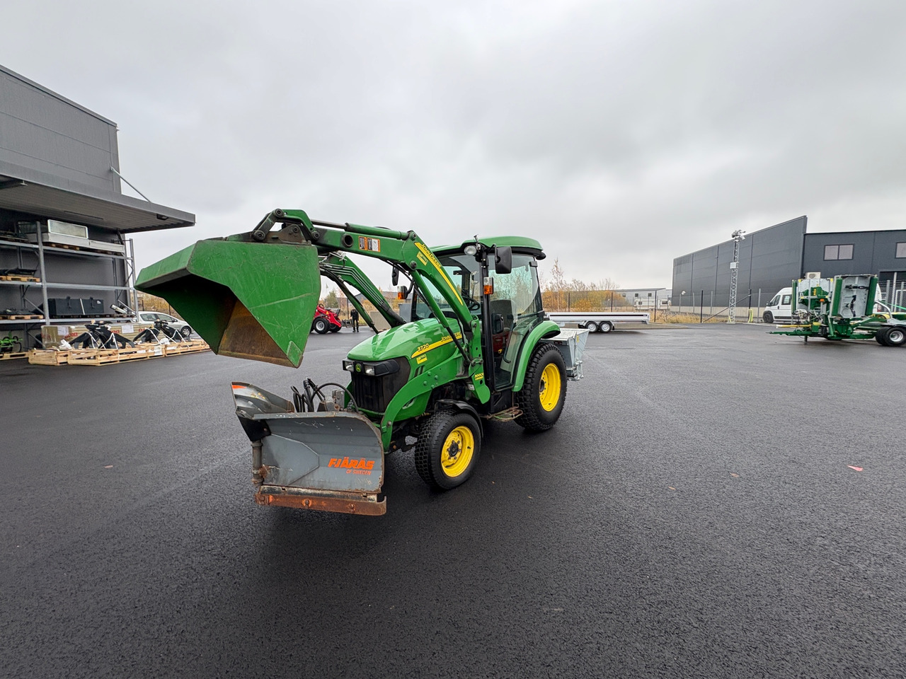 John Deere 3720 - Traktor: slika 1 John Deere 3720 - Traktor: slika 1