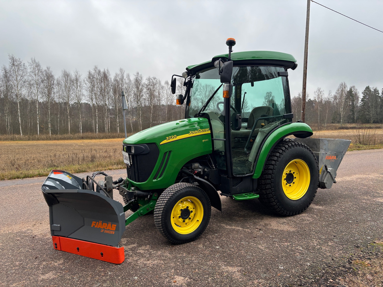 John Deere 3720 - Traktor: slika 1 John Deere 3720 - Traktor: slika 1