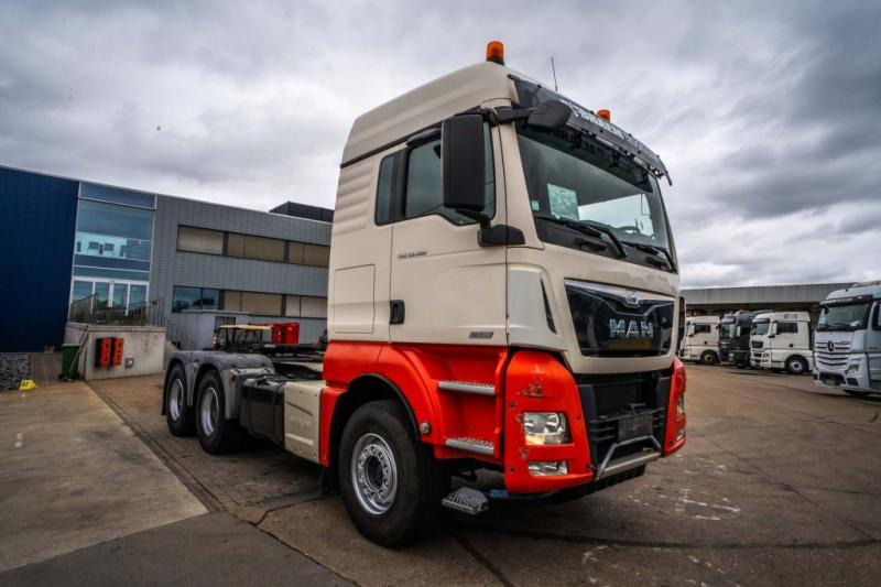 MAN TGX 33.560 XLX BLS+BIG AXLES+INTARDER - Tegljač: slika 2 MAN TGX 33.560 XLX BLS+BIG AXLES+INTARDER - Tegljač: slika 2
