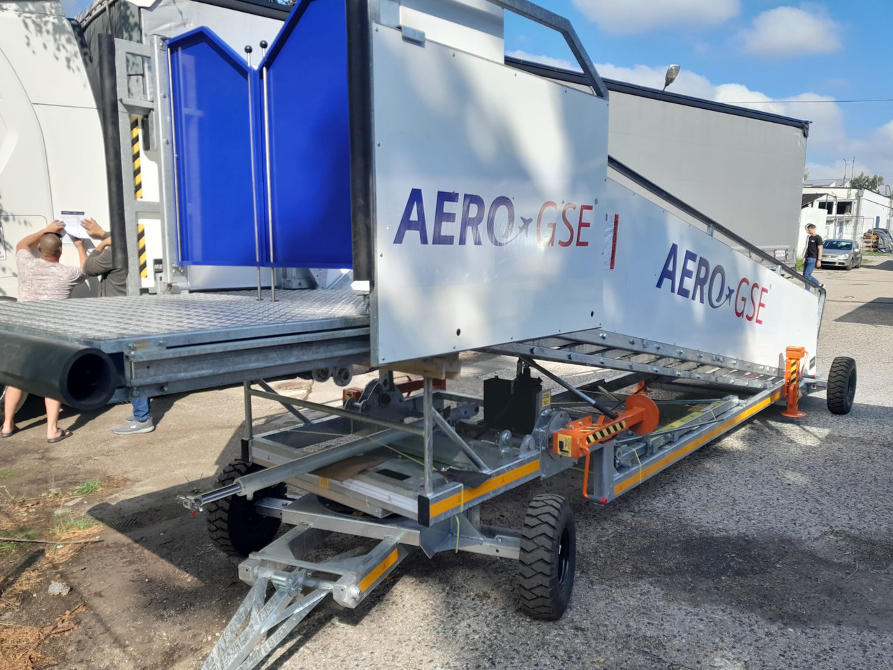 Putničke stepenice AERO-GSE stairs Towable stairs with the pedestrian movement ( 2,4-3,8m): slika 10 Putničke stepenice AERO-GSE stairs Towable stairs with the pedestrian movement ( 2,4-3,8m): slika 10